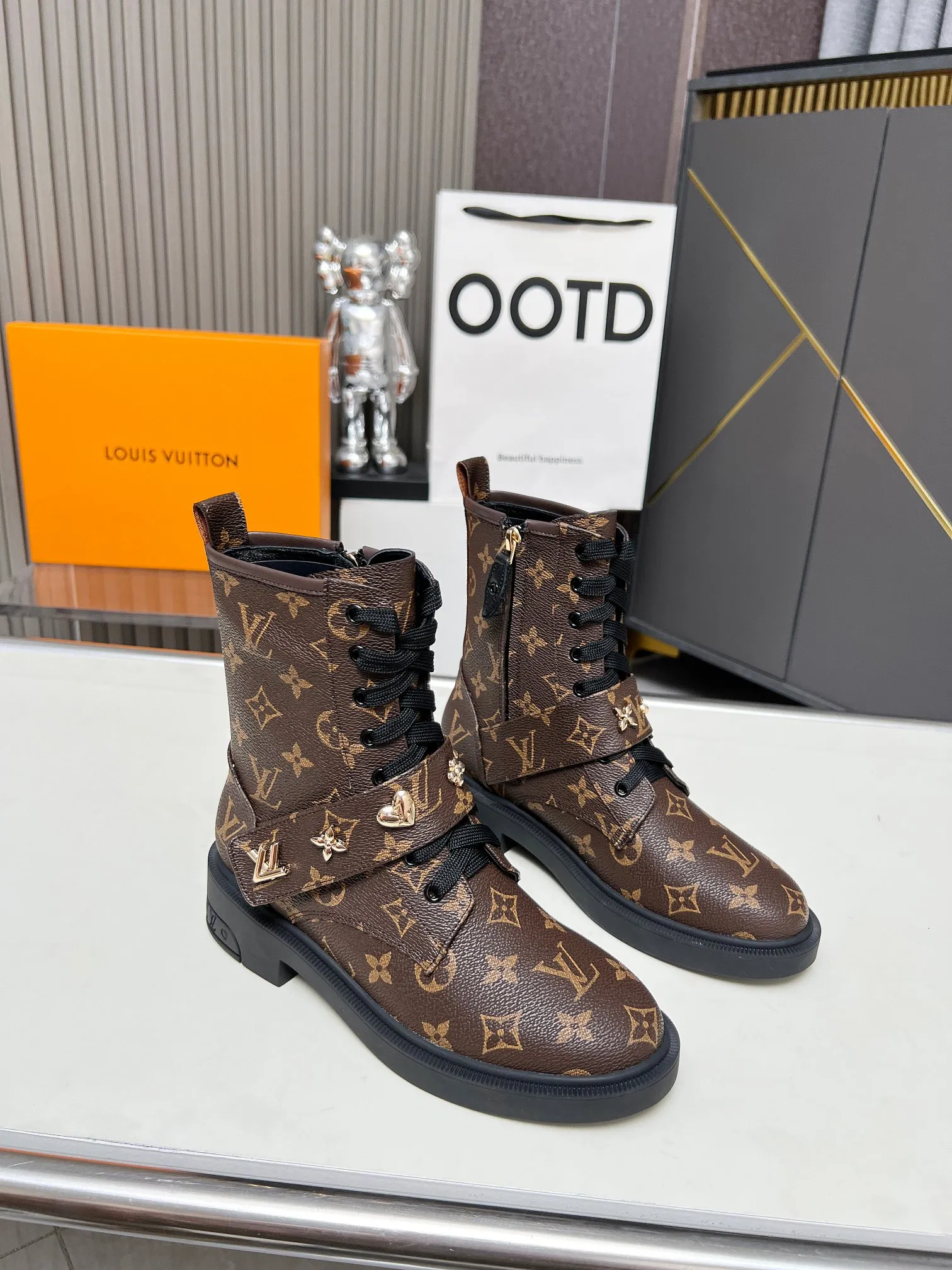 👟👟Ex-factory price 760👟👟Louis Vuitton 2024 autumn and winter high-end customization, major star Internet celebrity catwalk style, century-old classic, exquisite craftsmanship, comfortable on the feet, side zipper design for easy putting on and taking off. This Citizen flat boots are made of smooth cow leather, with rich elements to interpret military style. Adjustable Velcro laces are accented with studs, giving the Monogram flower and LV Twist logo a metallic sheen, while a lightweight rubber outsole completes the look. Fabric: full-grain cowhide, lining: cowhide, buckle: original mold, outsole, original mold, color: black cowhide, black open edge beads, coffee color, code number: 36 to 40 (41 and 42 can be customized, non-refundable). Bosses are welcome to order (open edge beads + 10 meters)
